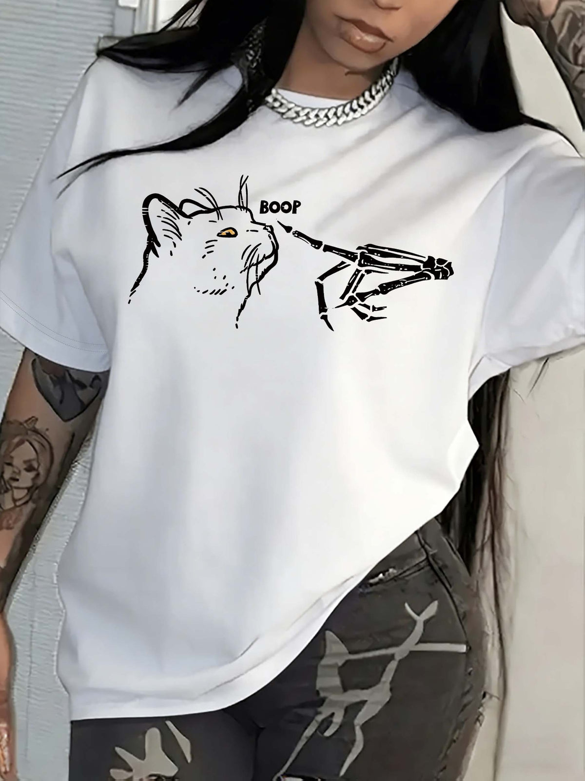 T-Shirt with a Cat And Skeleton Hand Design, Short-Sleeved Casual Round Neck Top, Spring And Summer Women'S Clothing