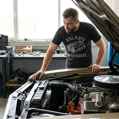 Mens Still Plays With Blocks T shirt Funny Car Mechanic Racing Garage Graphic Mens Funny T Shirts Cool Vintage Fashion T-Shirt Gift Classic Menswear Sarcastic Apparel for Men Funny Mechanic Short Sleeve Novelty Black
