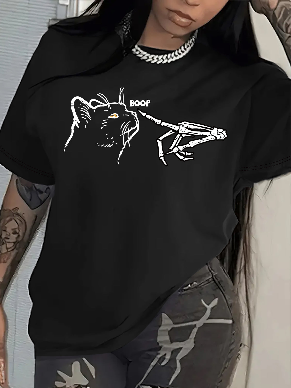 T-Shirt with a Cat And Skeleton Hand Design, Short-Sleeved Casual Round Neck Top, Spring And Summer Women'S Clothing