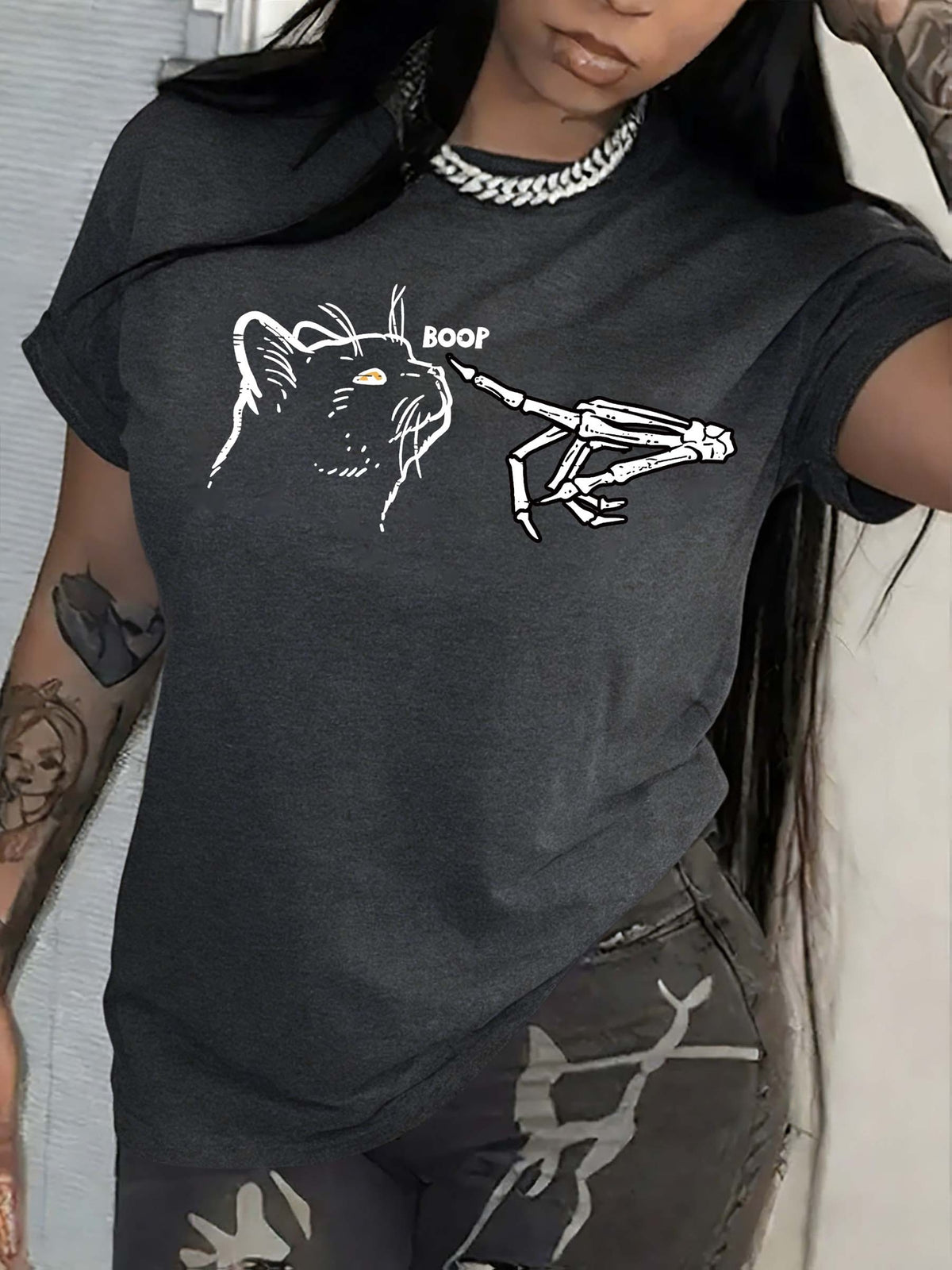 T-Shirt with a Cat And Skeleton Hand Design, Short-Sleeved Casual Round Neck Top, Spring And Summer Women'S Clothing